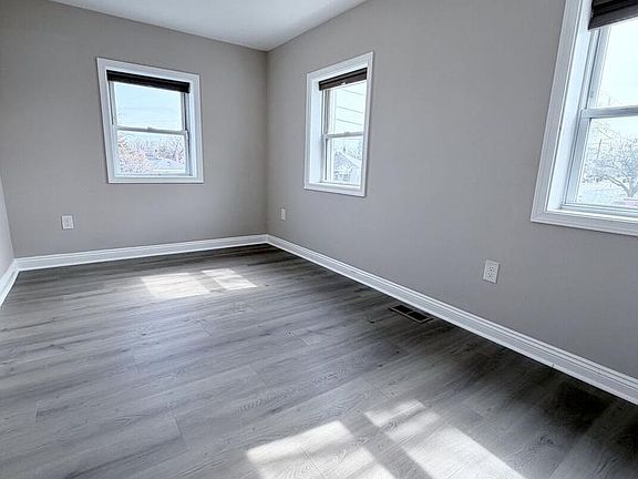 5th image of 1300 Nye St
