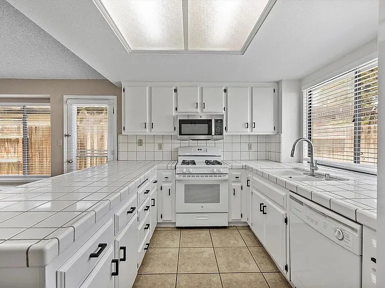9200 Hoxie Ct — Photo 11