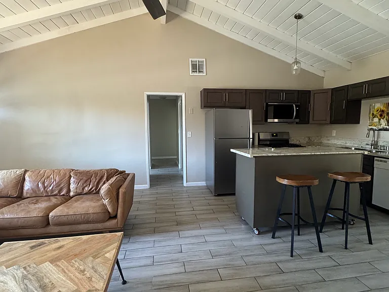 1047 Sycamore Ave #A — Photo 3