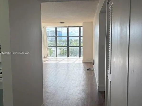 1000 Parkview Dr, Hallandale, FL
