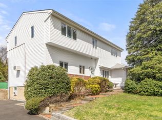 69 Amsterdam Road, Smithtown, NY 11787