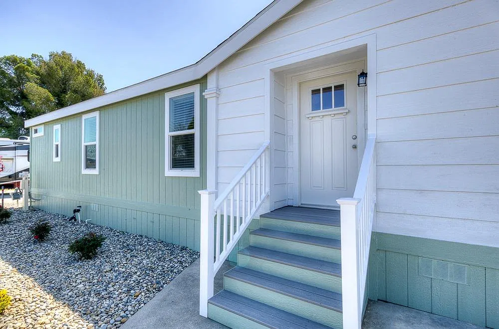 3 bed, 1310 sqft, $2,100 — Photo 3