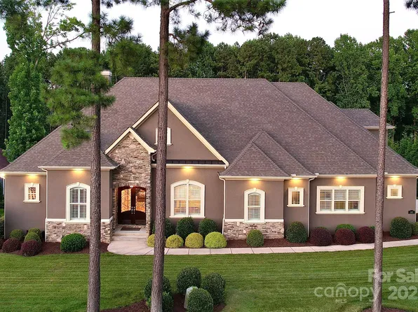 141 Castle Dr, Mooresville, NC 28117