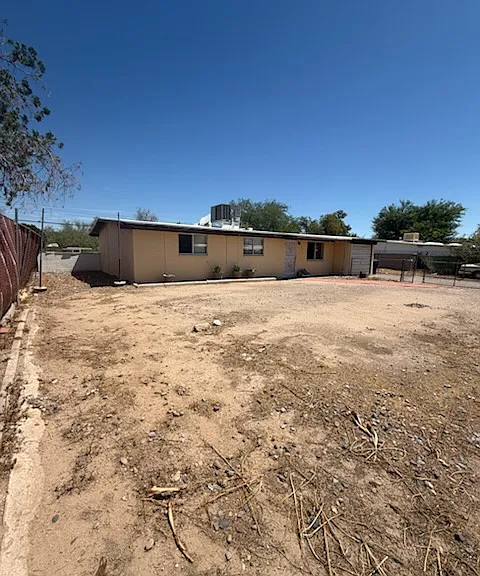 1848 W Lester St — Photo 1