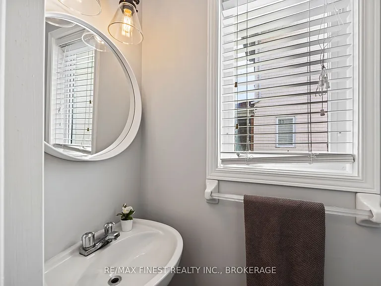 1256 Brackenwood Cres — Photo 8