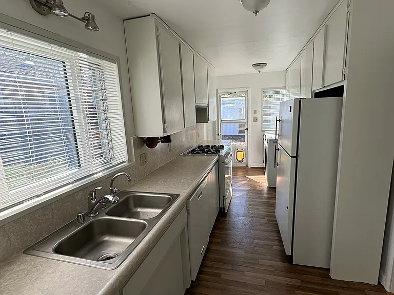 10435 Byrne Ave — Photo 3