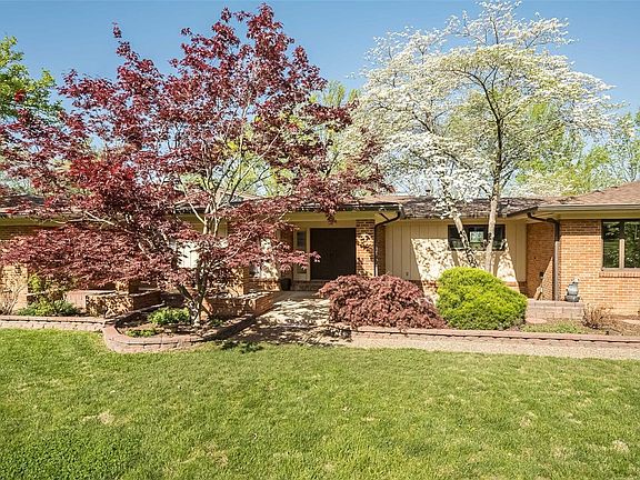 2nd image of 139 Ladue Oaks Dr