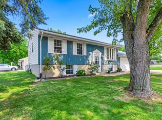 1 Dominion Ct, Pekin, IL 61554
