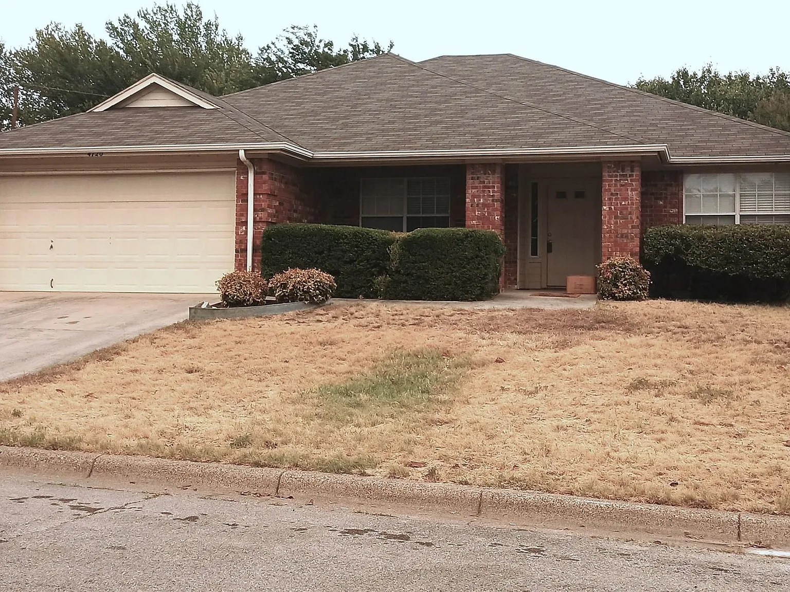 3 bed, 1982 sqft, $1,900 — Photo 1