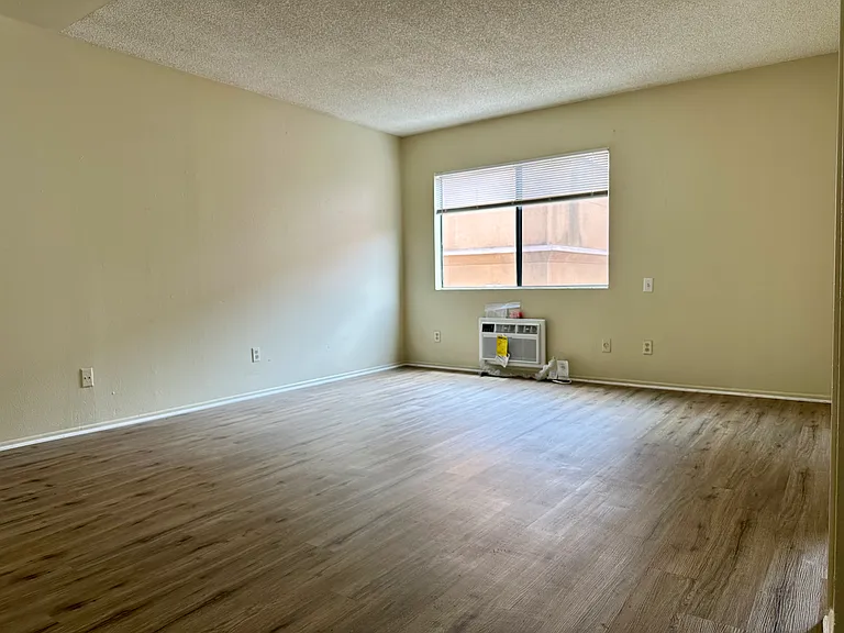 255 Loma — Photo 6