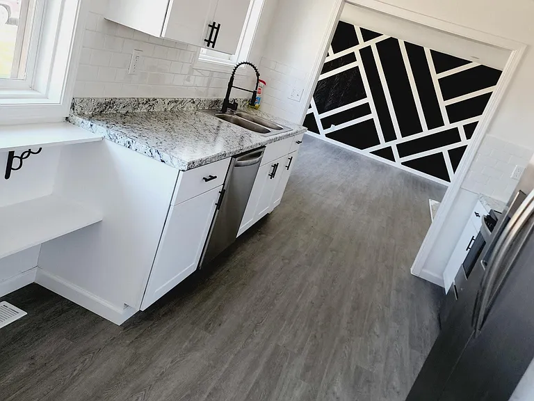1420 W Lee St — Photo 5