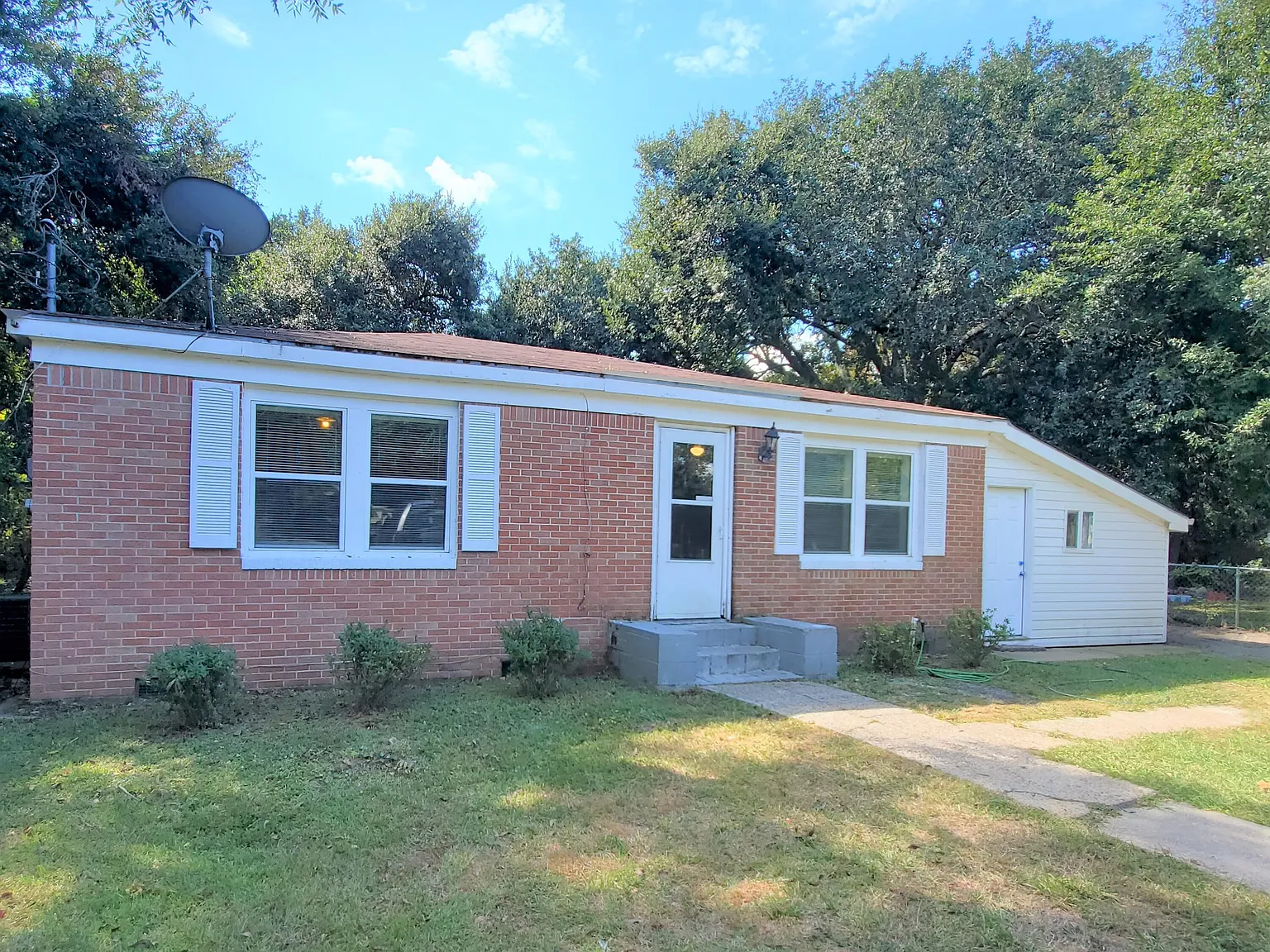 3 bed, 1.0 bath, 858 sqft, $1,200 — Photo 1