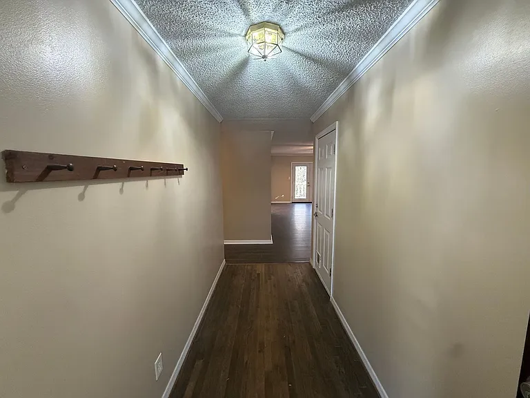 113 Suffolk Dr — Photo 2