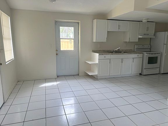 Kitchen / dining area