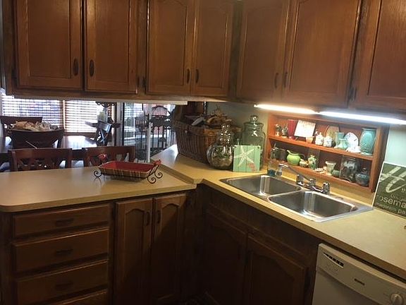 4th image of 92 Nettles Blvd