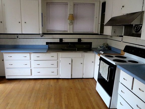 Kitchen (ground floor)