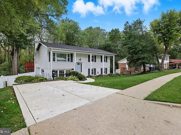 5023 King Richard Dr — Photo 2