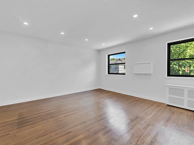 42nd Ave — Photo 3