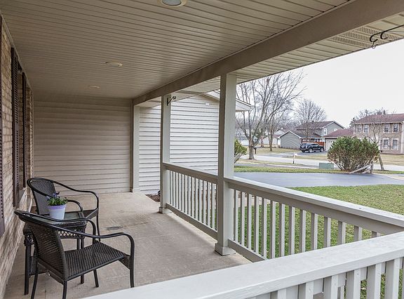 3rd image of 784 Bayberry Dr