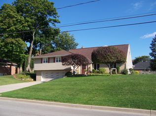 12 Pickthorn Dr, Batavia, NY 14020
