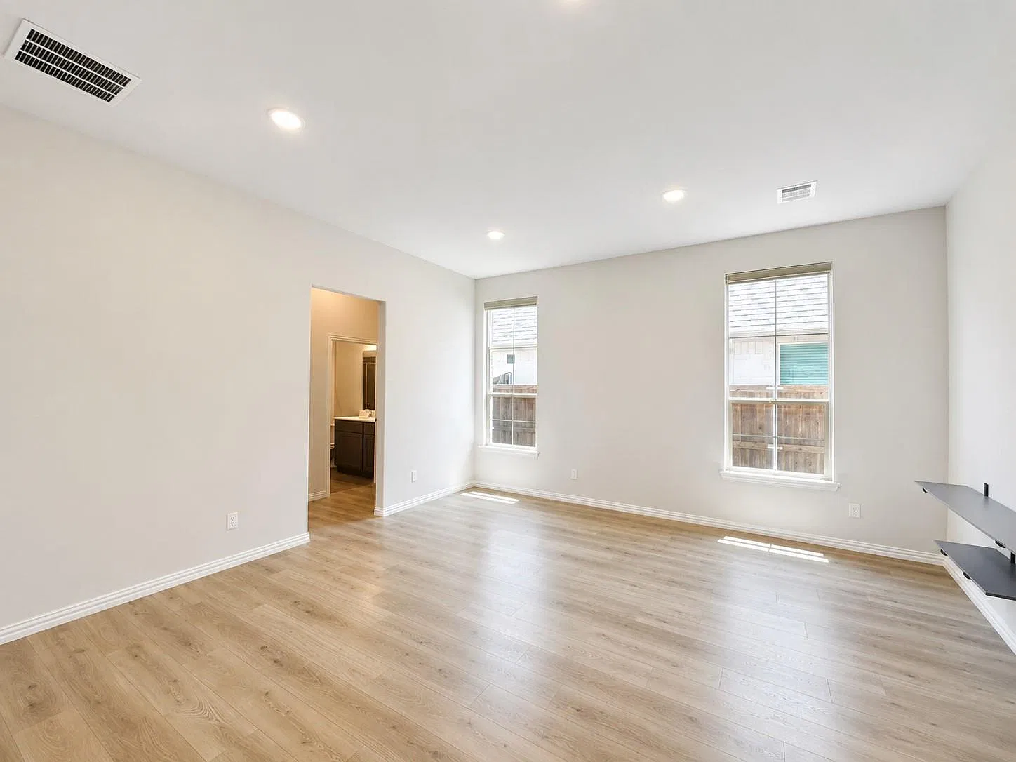 4 bed, 3.5 bath, 2628 sqft, $2,800 — Photo 4