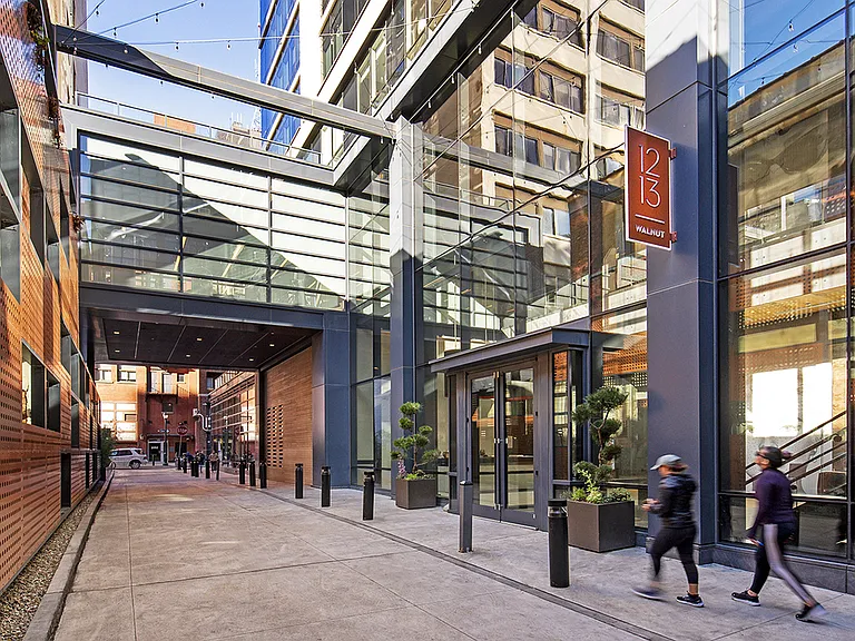 Private Porte Cochere Entrance
