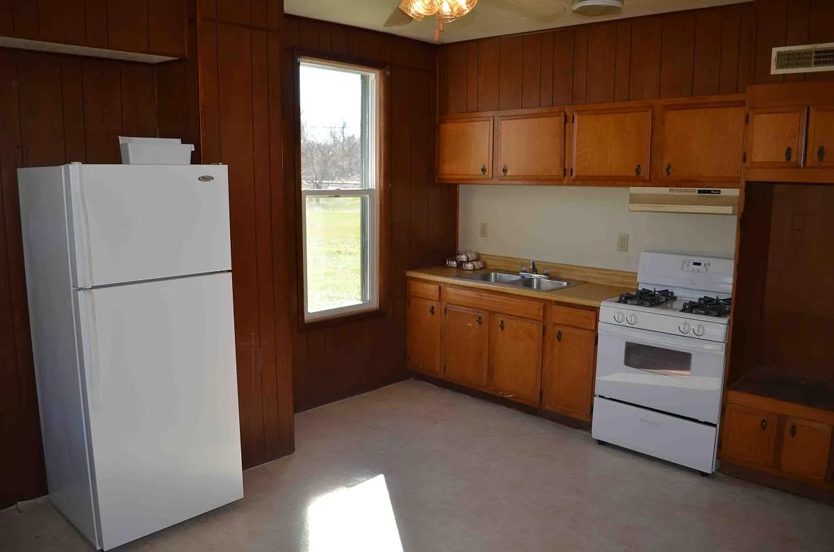 3 bed, 1990 sqft, $1,300 — Photo 4