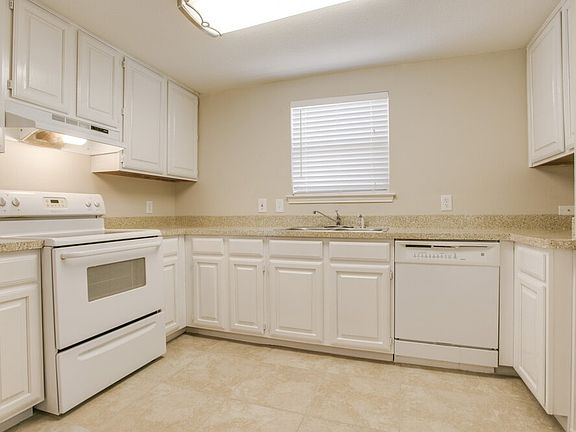 3rd image of 719 Nightingale Cir