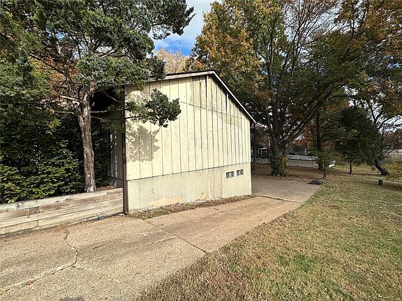 3rd image of 12698 Meadowdale Dr