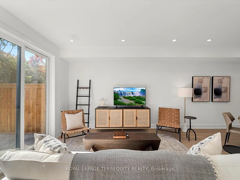 37 Rockmount Cres — Photo 12