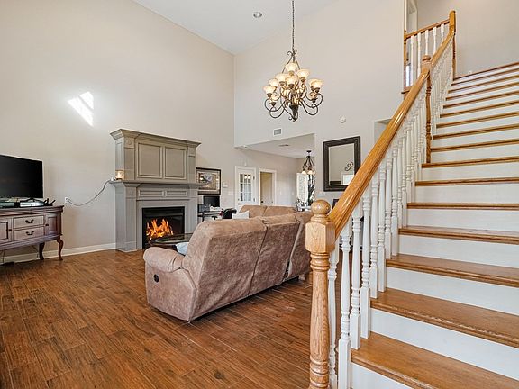 4th image of 19 West Cir