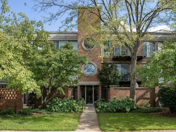 5020 Arbor Ln APT 203, Northfield, IL 60093