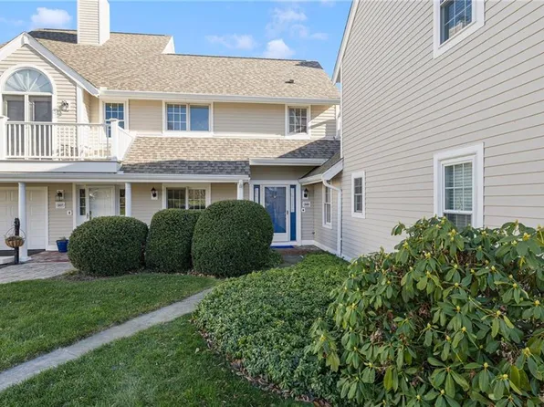 308 Corey Ln, Middletown, RI 02842