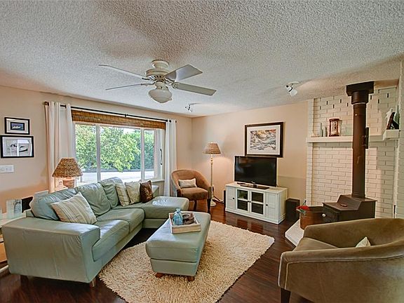 5th image of 1922 Yew Ave NE
