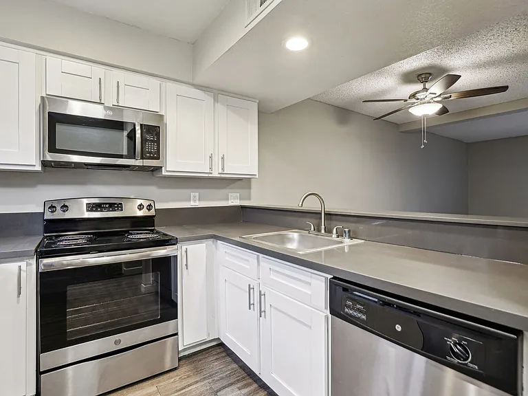 Ellington Apartments — Photo 7