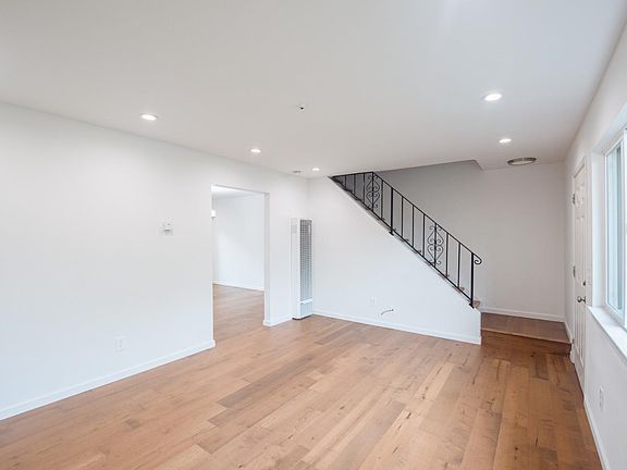 3rd image of 315 Algiers Court