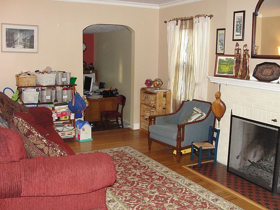 Living Room with fireplace