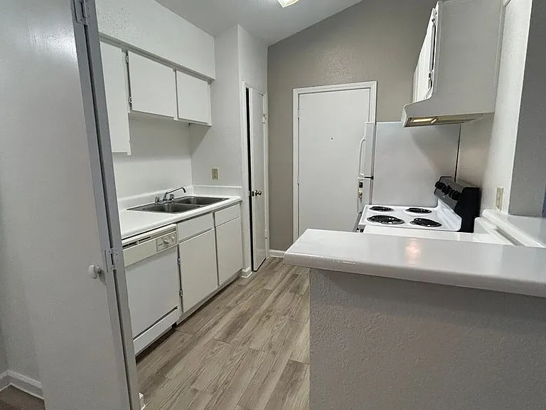 Emerald Cove Apartments — Photo 101