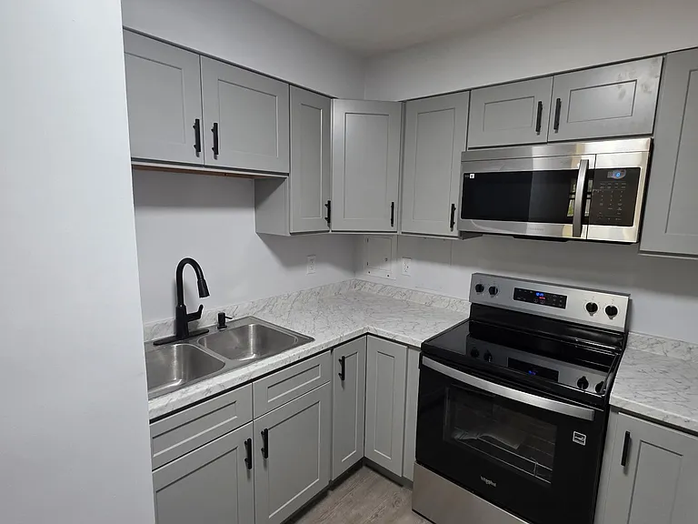 Riverside Apartments — Photo 8