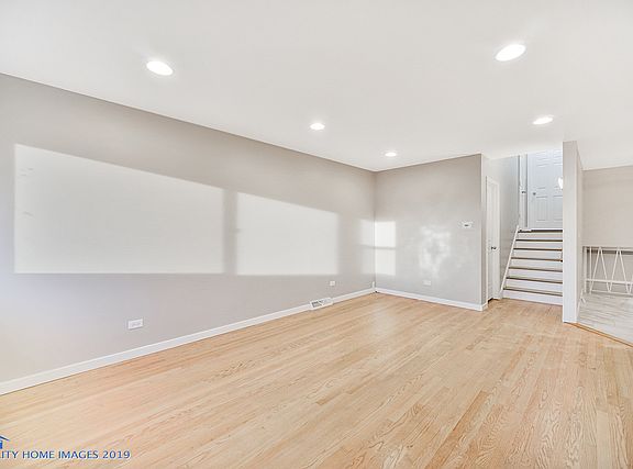 4th image of 7947 Oak Park Ave