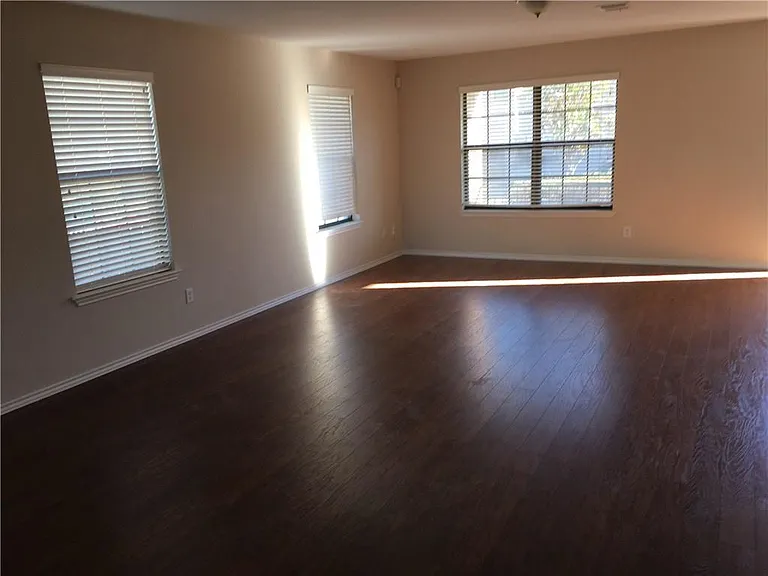 524 Castebar Dr — Photo 5