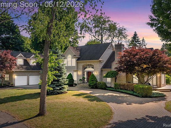 2nd image of 905 Spring Dr