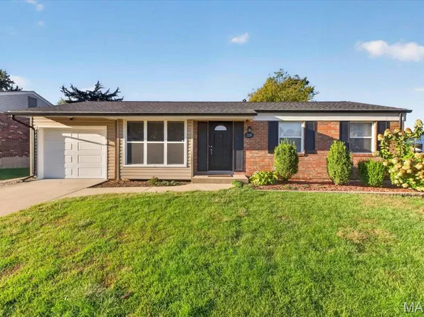 3219 Edgeworth Ln, Saint Charles, MO 63301
