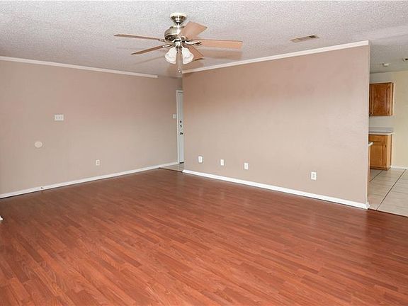 2nd image of 2806 Arc Cir
