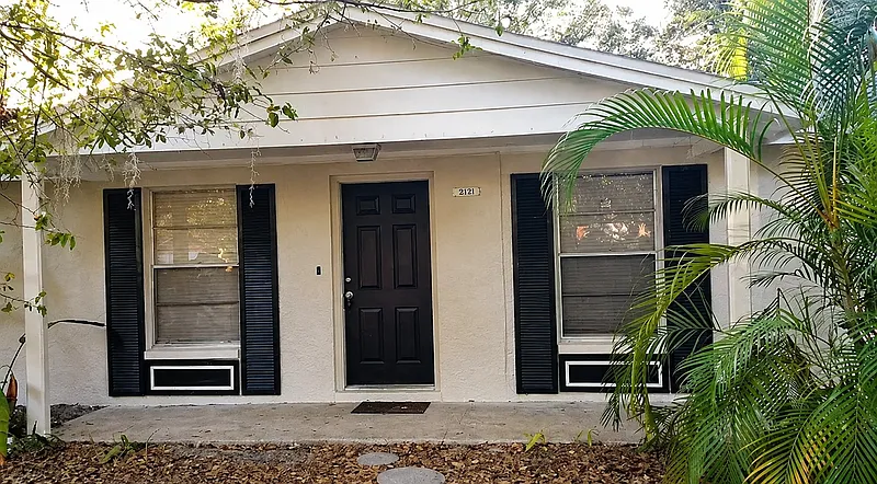 5 bed, 2.0 bath, 1400 sqft, $2,295 — Photo 2