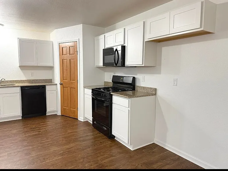 3064 Huntington Dr — Photo 6
