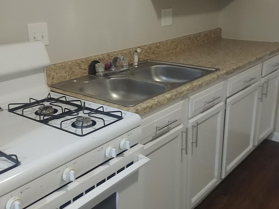2nd image of 961 Eaton Ave APT D