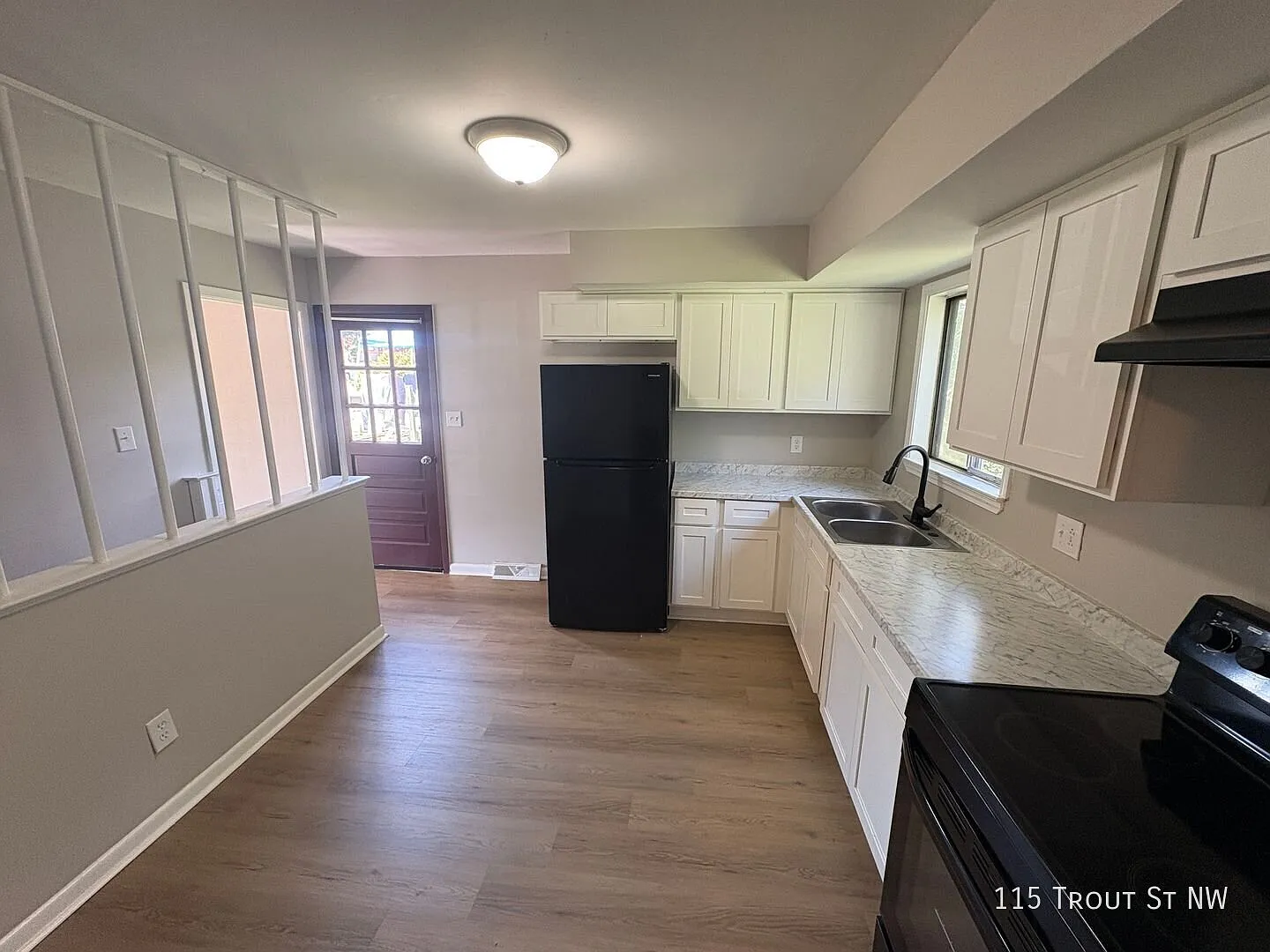 Charming 3-Bedroom Brick Ranch with Walk-Out Basement & Central Air! — Photo 4