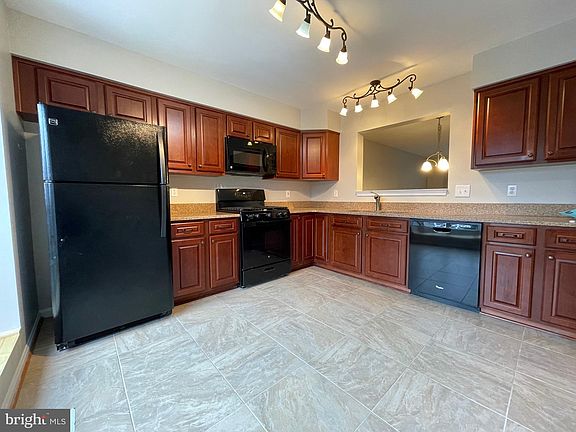 5th image of 1247 Quaker Hill Dr