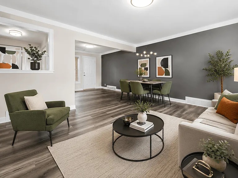 Oak Park Manor Apartments & Townhomes — Photo 7